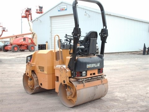 Compactadora Vibratoria Caterpillar CB24