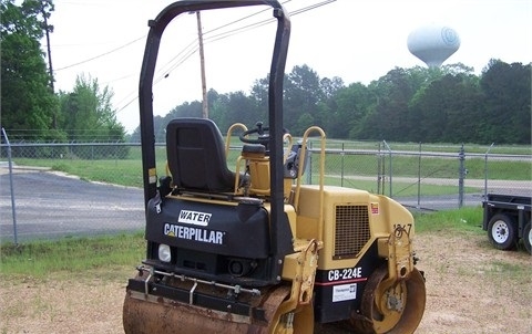 Compactadora Vibratoria Caterpillar CB-224