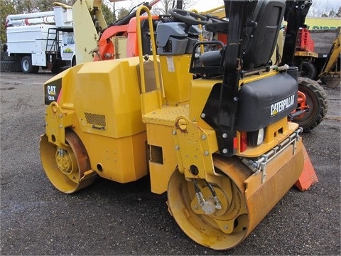 Compactadora Vibratoria Caterpillar CB24