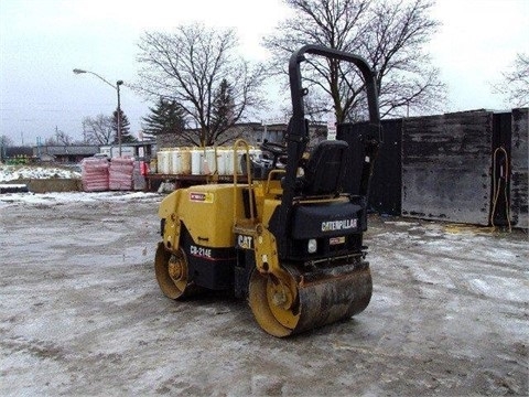 Compactadora Vibratoria Caterpillar CB-214E