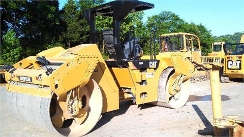 Compactadora Vibratoria Caterpillar CB64