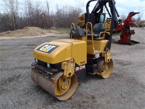 Compactadora Vibratoria Caterpillar CB-224E