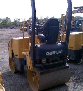 Compactadora Vibratoria Caterpillar CB-214E