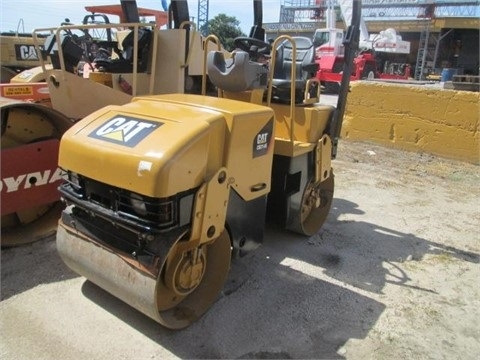 Compactadora Vibratoria Caterpillar CB-214E