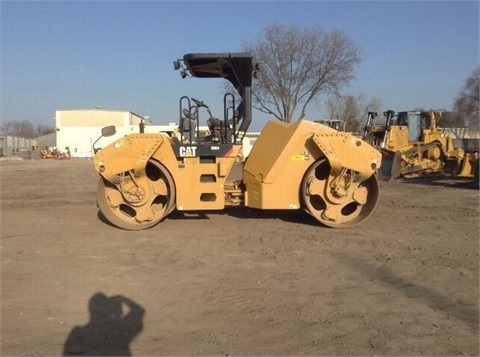 Compactadora Vibratoria Caterpillar CB64