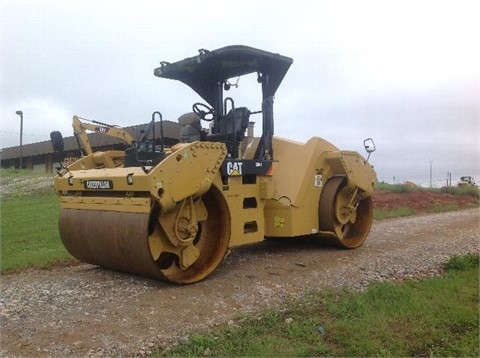 Compactadora Vibratoria Caterpillar CB64