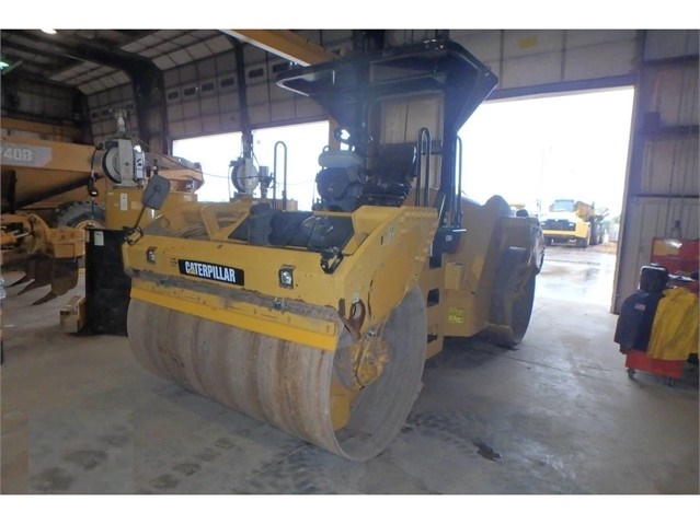 Compactadora Vibratoria Caterpillar CB64