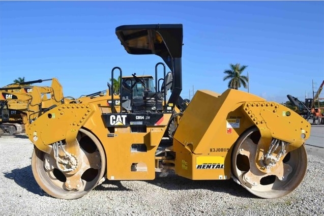 Compactadora Vibratoria Caterpillar CB54