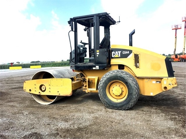 Compactadora Vibratoria Caterpillar CS44