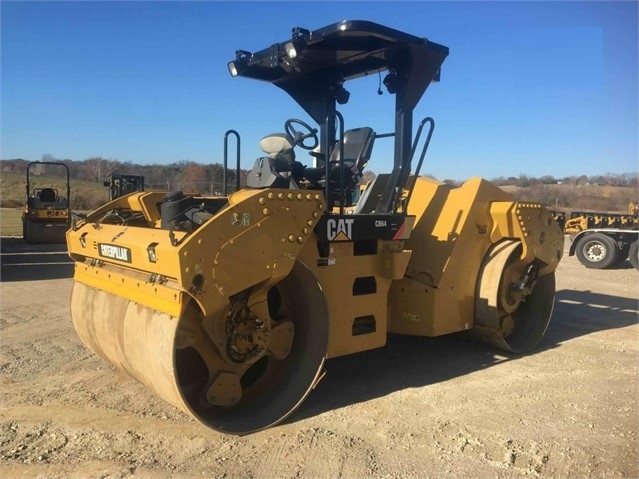 Compactadora Vibratoria Caterpillar CB64