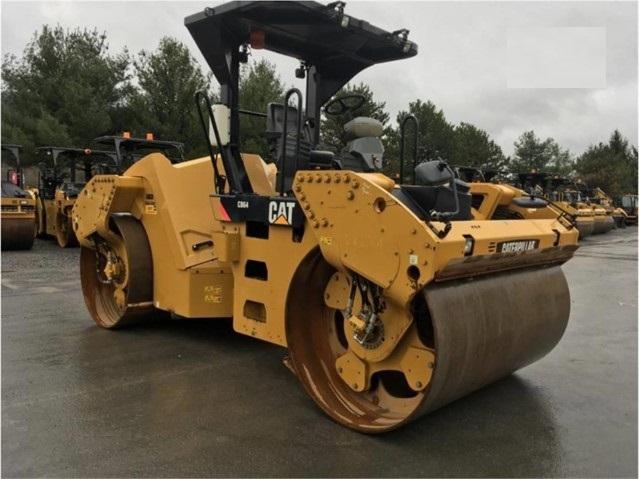 Compactadora Vibratoria Caterpillar CB64