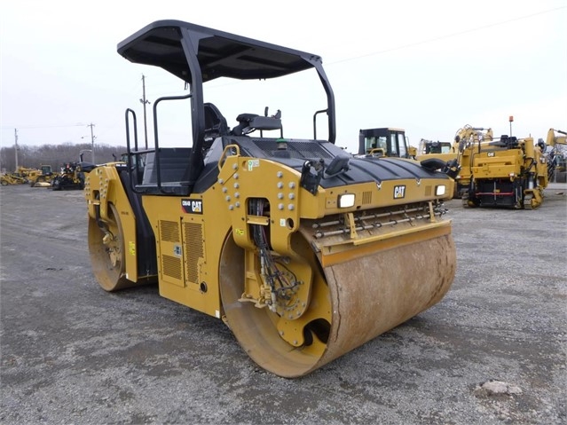 Compactadora Vibratoria Caterpillar CB64