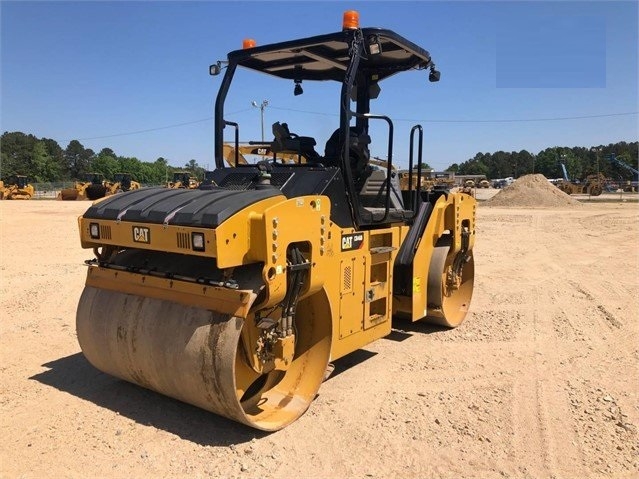 Compactadora Vibratoria Caterpillar CB64