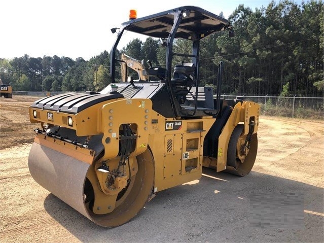 Compactadora Vibratoria Caterpillar CB64