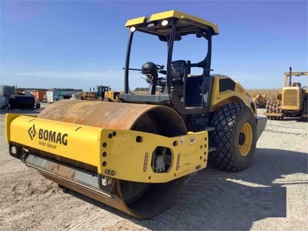 Compactadora Vibratoria Bomag BW211D