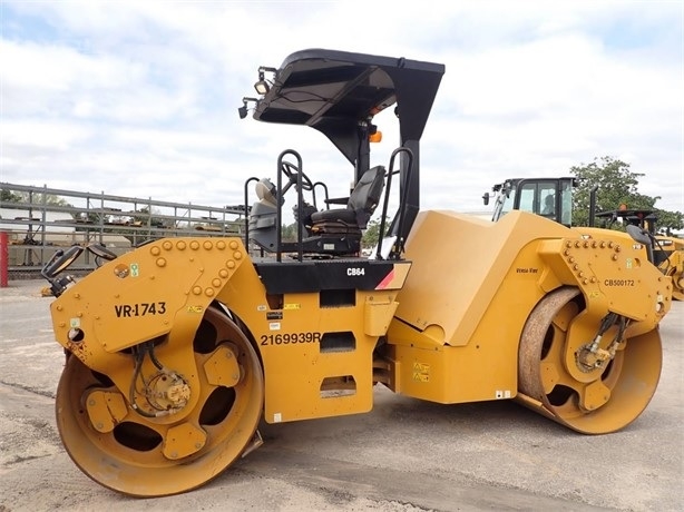 Compactadora Vibratoria Caterpillar CB64