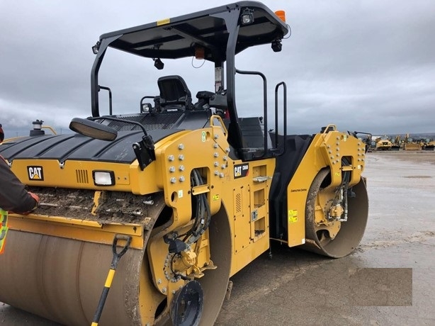 Compactadora Vibratoria Caterpillar CB66 en venta Ref.: 1745522753327497 No. 3