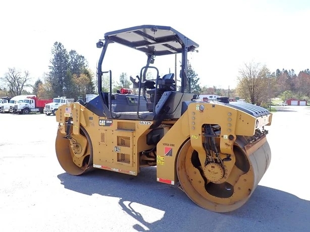 Compactadora Vibratoria Caterpillar CB54