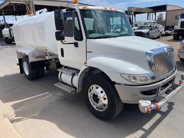 Truck With Tank Container INTERNATIONAL 4300